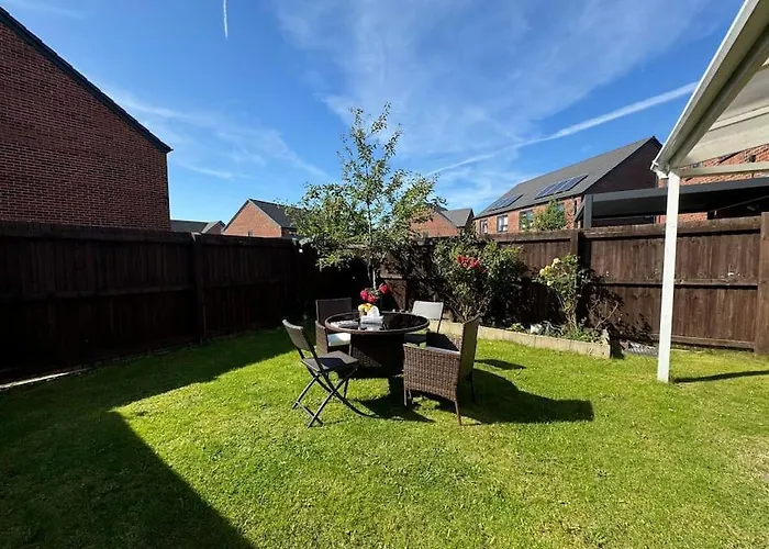 New Large Townhouse 3 Bedrooms 4 Beds And Parking
