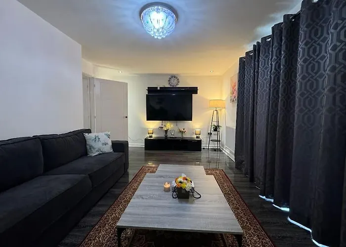 New Large Townhouse 3 Bedrooms 4 Beds And Parking