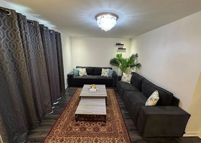 New Large Townhouse 3 Bedrooms 4 Beds And Parking